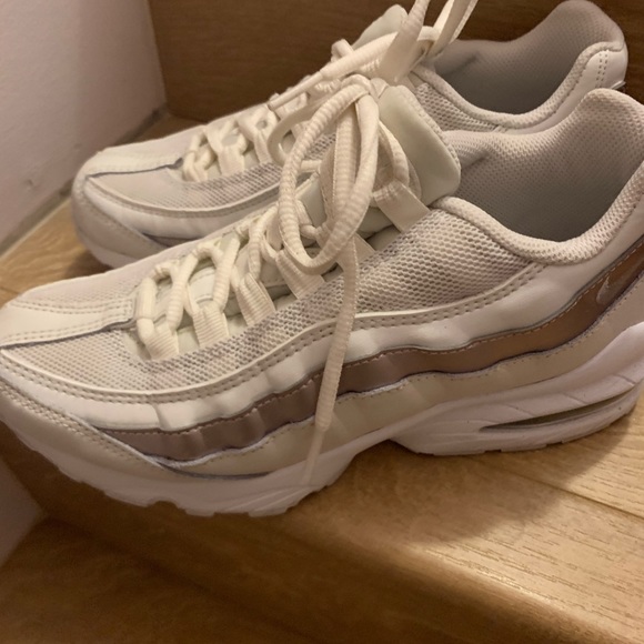 Tons of shoes - Picture 5 of 14